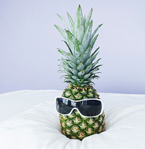 Werbe-Sonnenbrille bedrucken Sie bei laprinta Ananas die eine Sonnenbille trägt