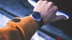 Werbe-Armbanduhren bedrucken Sie bei laprinta Männer Armbanduhr mit schwarzen Lederband und blau schimmerdem Ziffernblatt