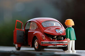 Werbe-Werkzeug bedrucken Sie bei laprinta Kleiner Käfer mit offener Motorklappe und davor stehendem Playmobil Männchen