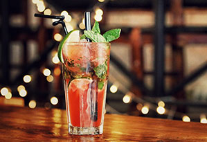 Werbe-Drinks bedrucken Sie bei laprinta Drink mit Limette, Eiswürfel und Minze in einem Glas und zwei Röhrchen
