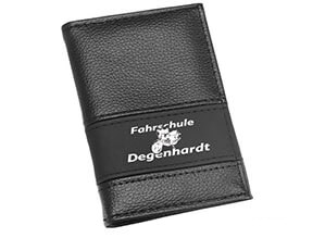 Führerschein als Werbeartikel bedrucken Sie bei laprinta Druckbeispiel für eine bedruckte Führerscheintasche