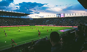 Werbe-Fußball bedrucken Sie bei laprinta Fußballspiel im Stadion