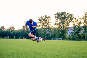 Werbe-Fußball bedrucken Sie bei laprinta Fußballer mach Kunststück mit Fußball auf Rasen