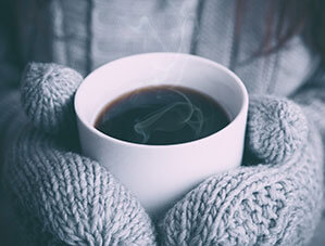 Werbe-Handwärme bedrucken Sie bei laprinta Mit Handschuhen an einer warmen Kaffeetasse aufwärmen