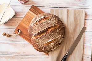 Werbe-Schneidebretter bedrucken Sie bei laprinta Zwei Holzbretter zum Brot schneiden