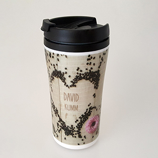 Isolierbecher Hotmaxx mit Fotodruck und Einzelnamen Thermobecher HotmAxx mit groflächigem Fotodruck und Einzenamen in einem herz-Motiv aus Kaffeebohnen