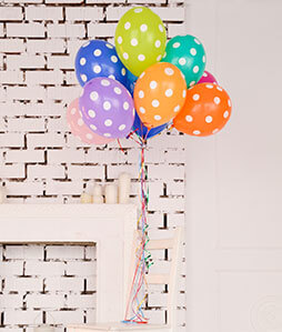 Werbe-Luftballon bedrucken Sie bei laprinta Bunte Luftballons mit weißen Punkten an einem Faden