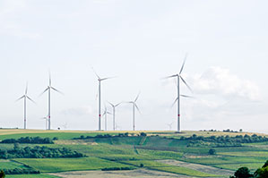 Bedruckte Nachhaltige Werbeartikel für Ihre Geschäftspartner bei laprinta Landschaft mit einem großen Windpark mit vielen Windrädern