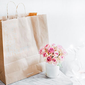 Werbe-Papiertaschen bedrucken Sie bei laprinta Papiertasche natur, Rosa Rosenblumenstrauß in weißer Vase