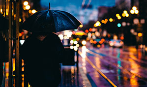 Werbe-Schirme bedrucken Sie bei laprinta Regenschirm bei Nacht an beleuchteter Straße
