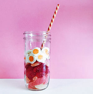 Werbe-Gummibären bedrucken Sie bei laprinta Bunte Gummibärenmischung in einem cocktailglas mit Röhrchen