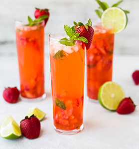 Trinkglas als Cocktail gefüllt und mit Früchten verziert