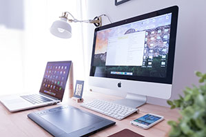 Werbe-USB & Technik bedrucken Sie bei laprinta Schreibtisch mit PC, Laptop und Handy