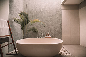 Wellness Werbeartikel bedrucken Sie bei laprinta Ovale Badewanne mit Palme und Handtuchablage