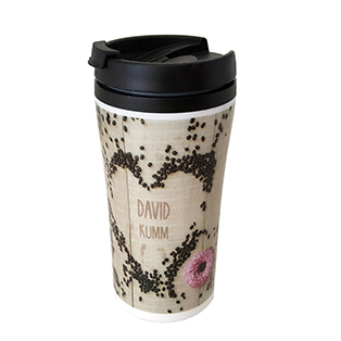 Ein weißer Thermobecher mit schwarzem Deckel, der rundum mit einem Motiv aus Kaffeebohnen auf Holz bedruckt ist. In einem Herz aus Kaffeebohnen steht als Einzelnamen-Veredelung ein Name geschrieben.