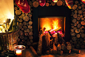 Werbe-Weihnachtsartikel bedrucken Sie bei laprinta Kamin mit Holz und Weihnachtsstrümpfe