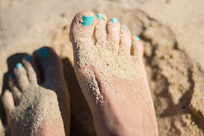 Pedicure als Werbeartikel bedrucken Sie bei laprinta Füße mit Türkisem Nagellack im Sand