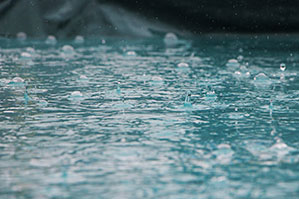 Werbe-Regenponchos bedrucken Sie bei laprinta Regentropfen auf Wasser