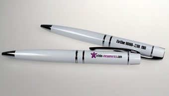 Metallkugelschreiber als Werbeartikel mit Logo bedruckt : laprinta-Kunde mesoamerika Sie sehen zweio weiß lackierte Metall-Kugelschreiber VIP von UMA, die mit dem mesoamerika-Logo und deren Telefonnummer bedruckt wurden.