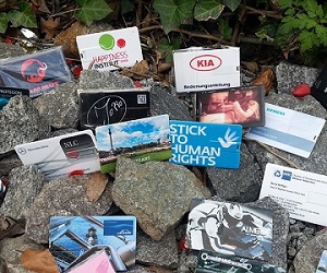 Bedruckte USB-Karten Bedruckte USB-Karten auf Steinen verteilt