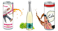 Bedruckte Energy-Drink-Dose, eine Hugo-Flasche mit individuellem Werbe-Etikett und eine bedruckte Cola-Dose.