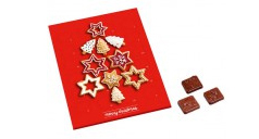 Firmen-Adventskalender. Ein rot gehaltenes Druckbild mit Lebkuchen, daneben liegen drei Schoko-Stückchen.