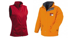 Rote DAmenweste, Ideal für den Werbedruck und eine orongene Winterjacke für Herren mit einem Logo-Stick auf der linken Brust.