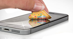 Ein liegendes Smartphone, dessen Display gerade mit einem bedruckten Display-Wischer gesäubert wird.