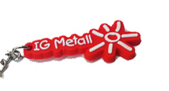 Schlüsselanhänger mit IG Metall-Logo und einer Sonne in Form dieses Logo. Die Basis ist rot, das Logo hebt sich weiß ab.