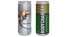 Zwei Energydrink-Dosen nebeneinander, die linke ist mit einem transparenten Werbe-Etikett versehen, das einen Tiger zeigt. Der Werbedruck auf der rechten Energydrink-Dose wurde optisch an eine Batterie angelehnt.