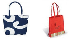 Blaue Strandtasche mit weißem Wellenmuster und rote Strandtasche mit Strandmatten-Halterung