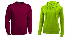 Weinroter Herrenpullover und eine grüne Damen-Sweat-Jacke