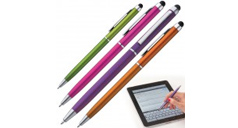 Vier Touchscreen-Stifte, grün, pink, lila und orange. In der Ecke ist eine TabletPC zu sehen, das mit einem Stylus bedient wird.