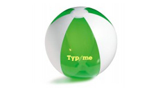 Weißer Wasserball mit transparent-grünen Segmenten. Auf ein grünes Segment ist ein Logo gedruckt.