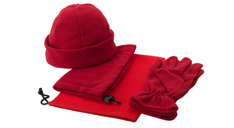 Ein Winterset, rot, bestehend aus Beanie, Handschuhen und einem SChal mit Tasche